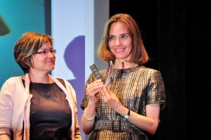 Daniela Michel recibe de Elisa Sanjuán el Ciudad de Huesca. FOTO: Jorge Dueso