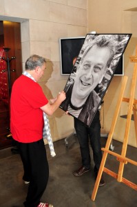 Stephen Frears firmando su fotografía para el Festival de cine de Huesca.