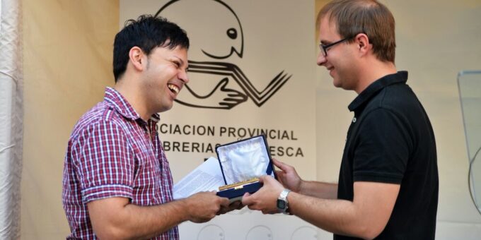 Oscar Sipán recogió el trofeo en nombre del ganador de la mano de Ruben Moreno (Fundación Anselmo Pié Sopena)