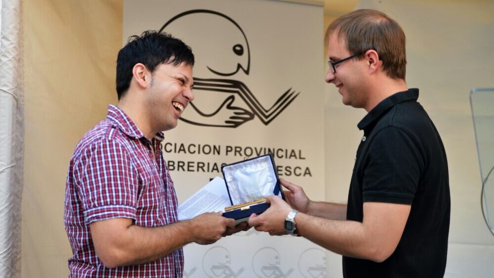 Oscar Sipán recogió el trofeo en nombre del ganador de la mano de Ruben Moreno (Fundación Anselmo Pié Sopena)