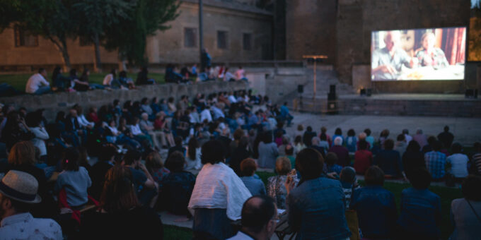 Las proyecciones en la plaza General Alsina consigieron reunir a más de 900 espectadores (Foto - Jorge Dueso)